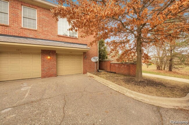 Building Photo - 137 Village Way