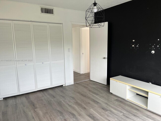 Building Photo - 1301 NE Miami Gardens Dr
