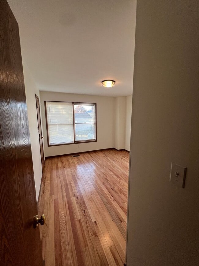 Building Photo - Large 4BR / 2BA Home with Granite Kitchen, Deck & Fenced Yard  Lifestyle-Oriented