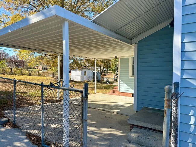 Building Photo - Three bedroom, 1.5 bath house in Burlington