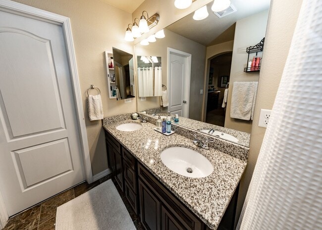 Building Photo - Gorgeous Gold Hills Mesa 2 Bedroom
