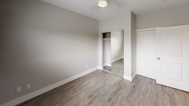 Building Photo - 7BD/5BA, LOTS of Parking!! (Lease out, pen...