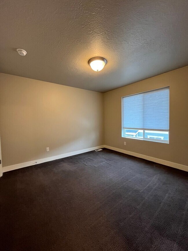 Building Photo - 3 Bed/ 3 Bath Townhome in Draper!