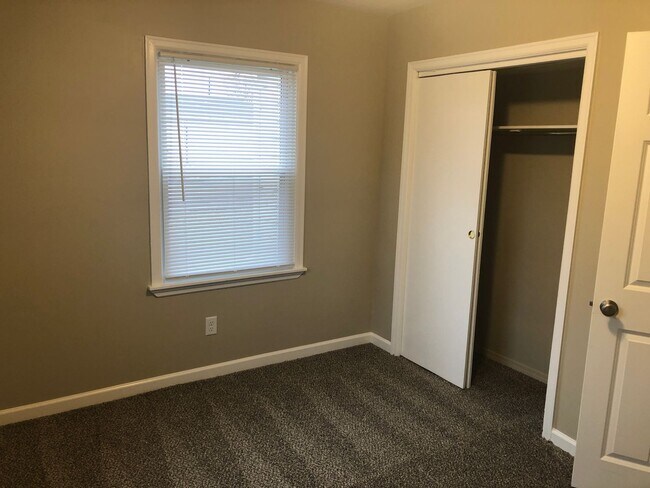 Building Photo - 2 Bedroom Ranch