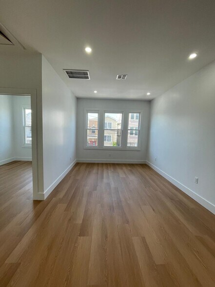 Building Photo - 156 Woodlawn Ave