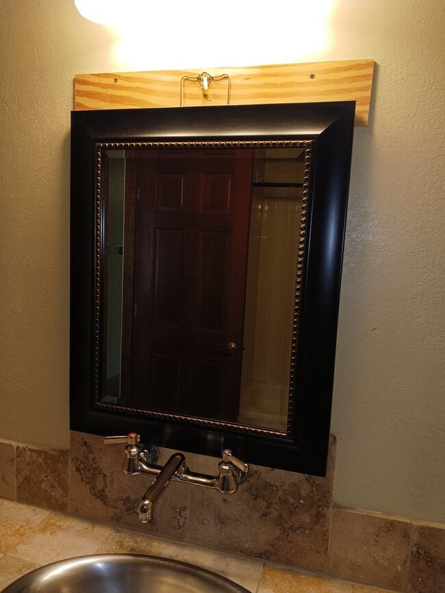 Building Photo - 708 Highland Dr