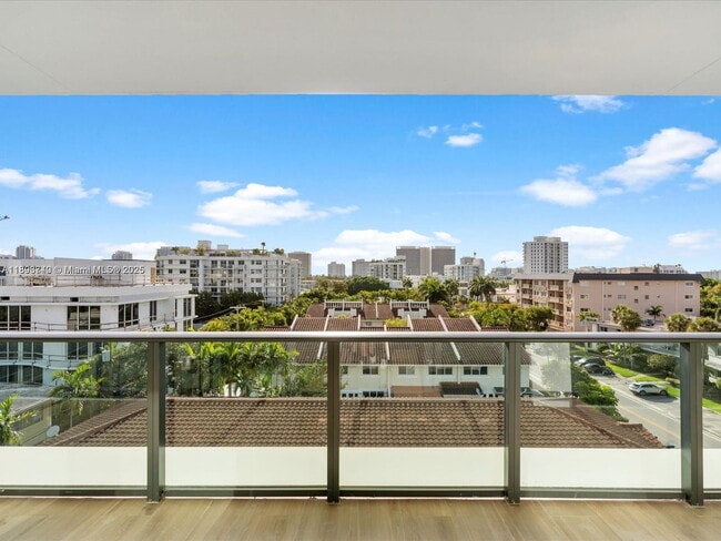 Building Photo - 9901 W Bay Harbor Dr