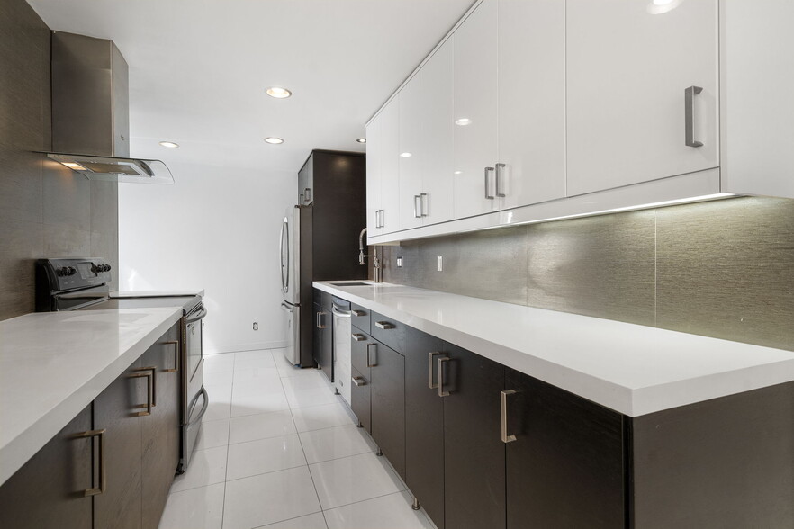Building Photo - 8550 Holloway Dr