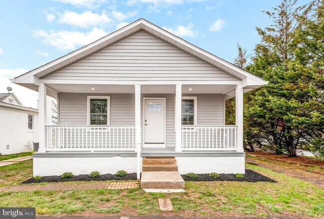 Building Photo - 557 Durham Rd