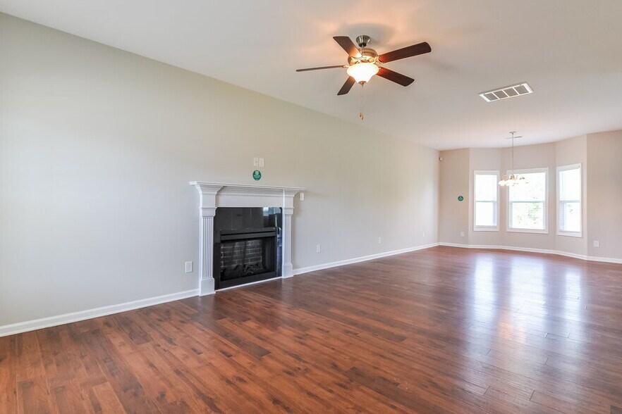 Building Photo - 229 Darecrest Ln