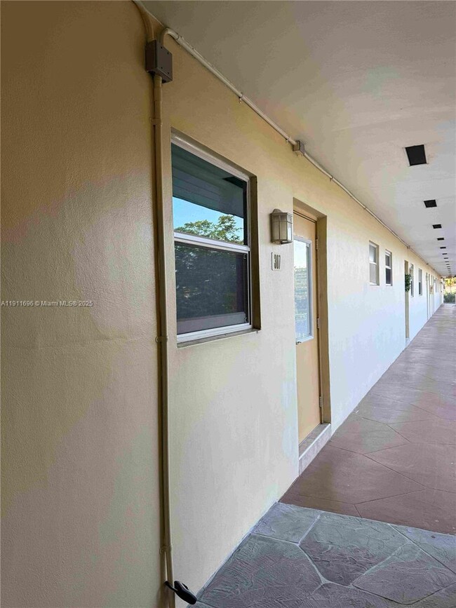 Building Photo - 5141 W Oakland Park Blvd