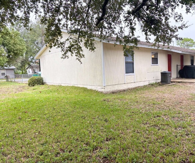 Building Photo - "Charming 2-Bedroom Apartment Retreat in Mary Esther!"