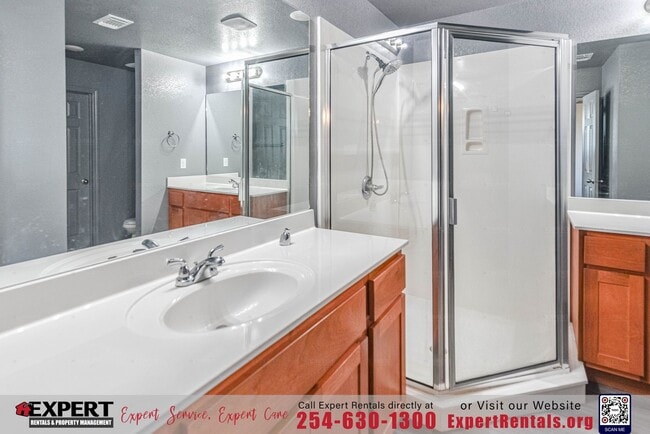 Building Photo - Discover the perfect blend of comfort and convenience!!