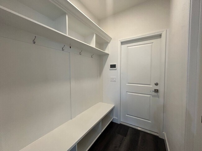 Building Photo - Immaculate 3/2 with Yard, Garage, and Pet ...
