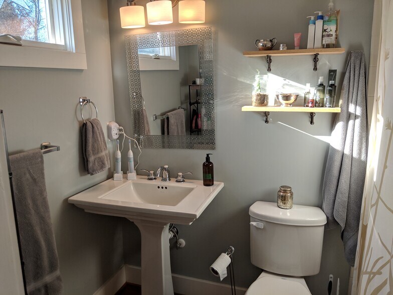 main bath - 4440 6th Ave S