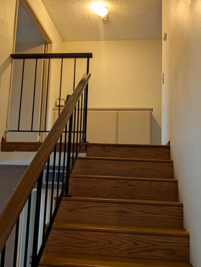 Building Photo - Rare opportunity to lease a 4-bedroom home featuring oversized bedrooms, scenic hilltop city view...