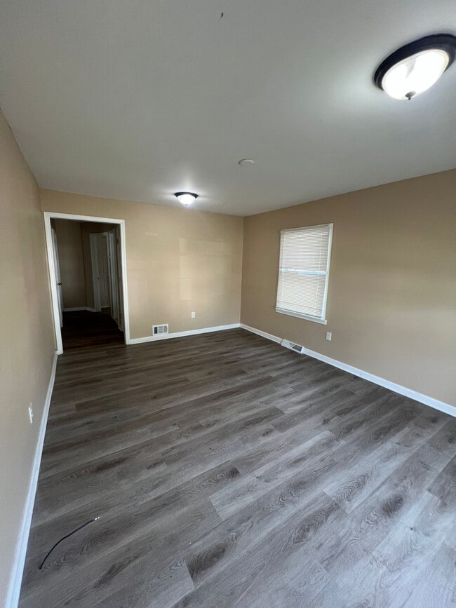 Building Photo - 8451 Rosemont Ave