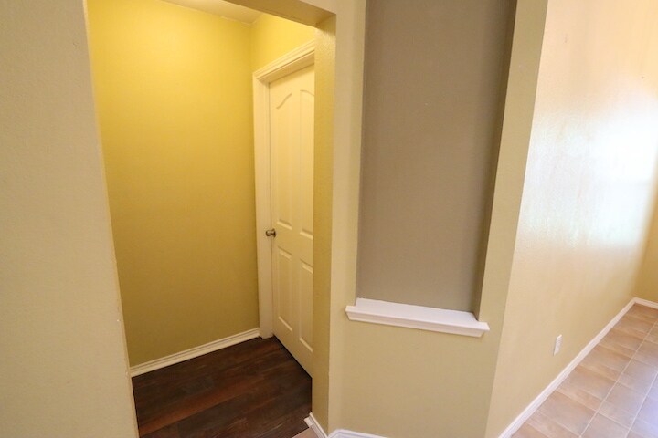 Building Photo - 1000 Warbler Ln
