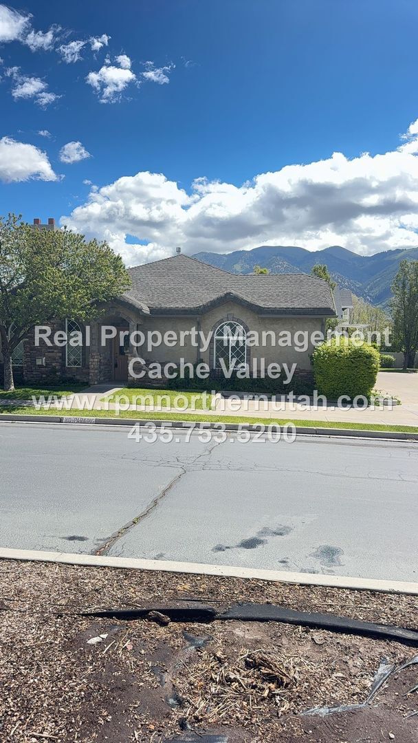 Building Photo - 4 Bedroom in Cobble Stone Gated Community in Providence!
