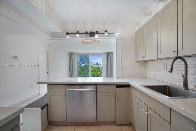 Building Photo - 6900 Bay Dr