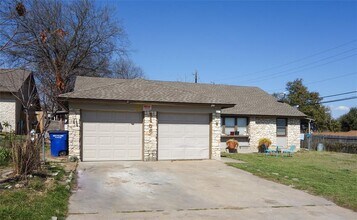 Building Photo - 1106 August Dr