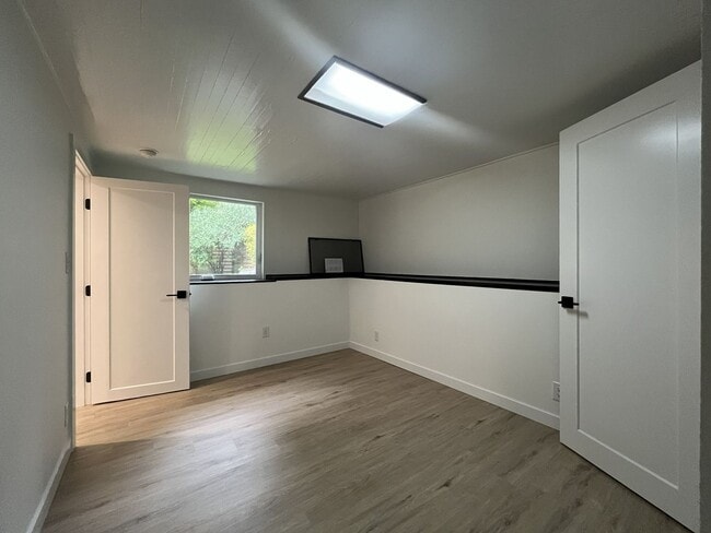 Building Photo - Large NW Portland Home Near Shops & Restaurants with Finished Basement & Bay Windows