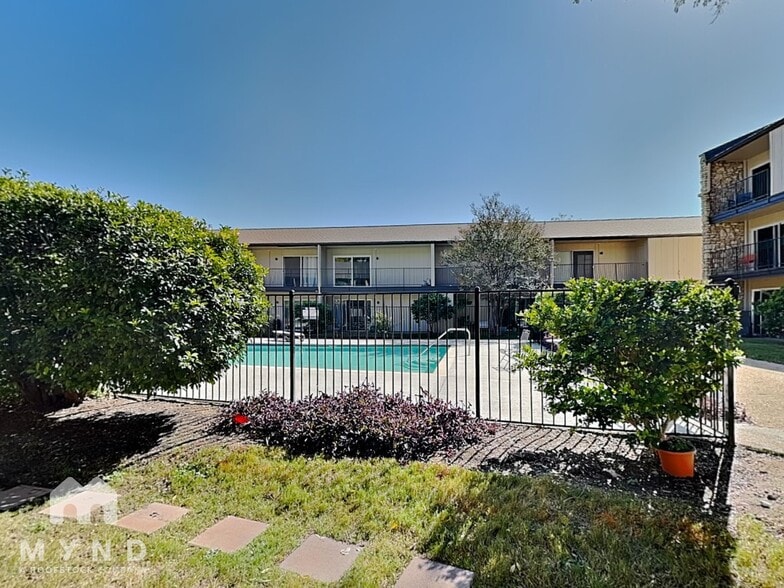 Building Photo - 500 E Riverside Dr