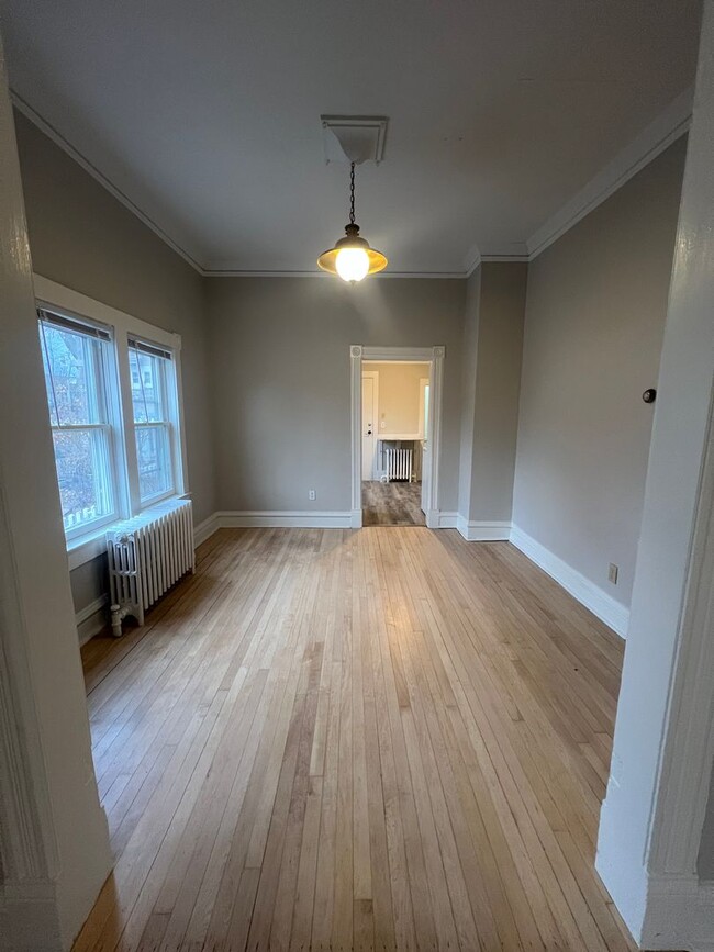 Building Photo - AVAILABLE NOW - 2 BED 1 BATH