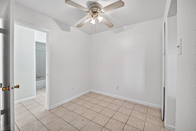 Building Photo - 7200 Clarewood Dr