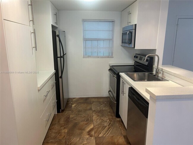 Building Photo - 1230 NE 139th St