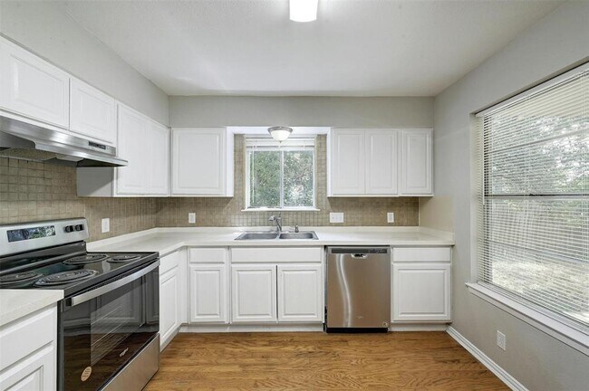 Building Photo - 8903 Piney Point Dr