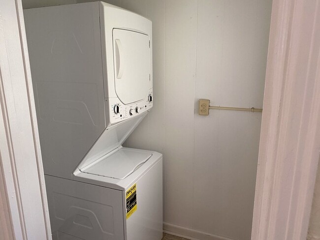 Building Photo - MIDTOWN LOCATION - 2bd/1ba with large yard and washer/dryer