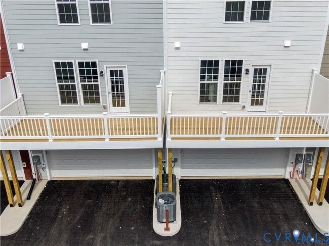 Building Photo - 13800 Village View Dr