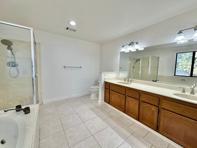 Building Photo - 768 Rose Dr