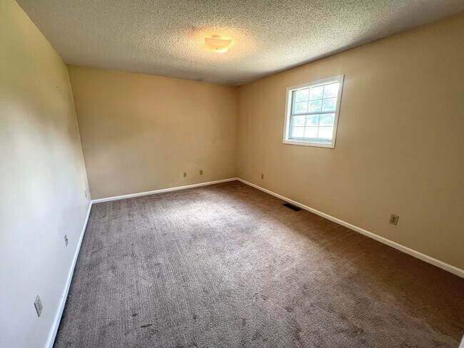 Building Photo - 1404 Valleywood Dr