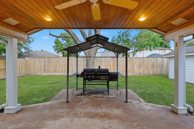 Building Photo - 18602 Lippizaner Dr