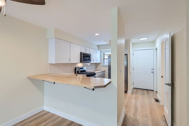 Building Photo - Bright & Updated 2-Bedroom Townhome with Bonus Basement Space in Lakewood!