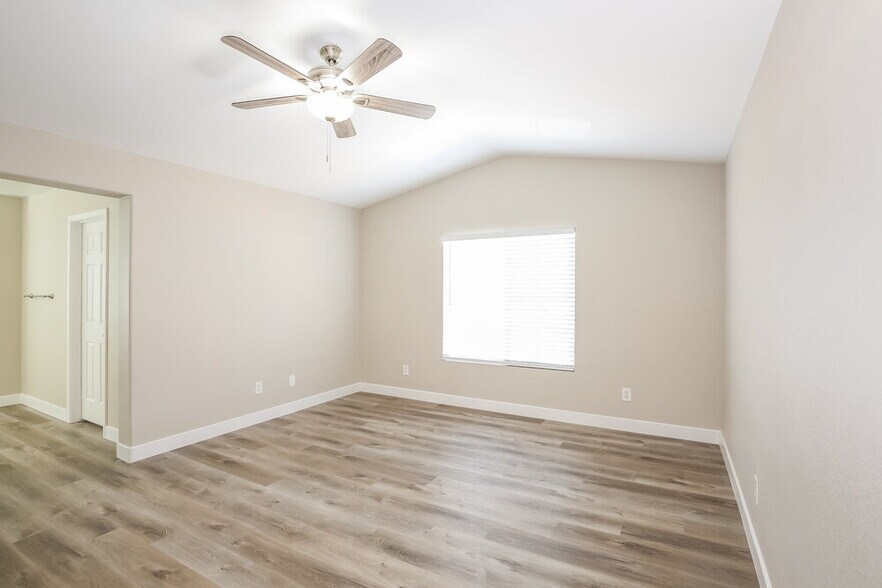Building Photo - 4477 Oberlander Ave