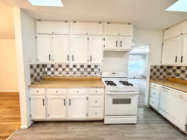 Building Photo - South Denver Brick Ranch