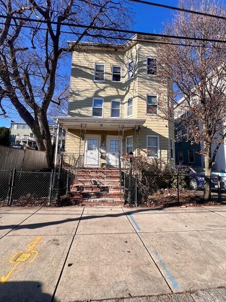 Building Photo - 22 Temple St