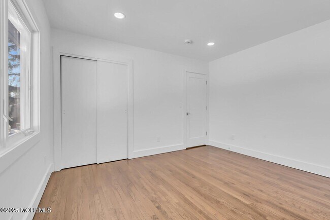 Building Photo - 1 Robin Dr