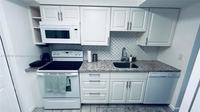 Building Photo - 9971 W Bay Harbor Dr