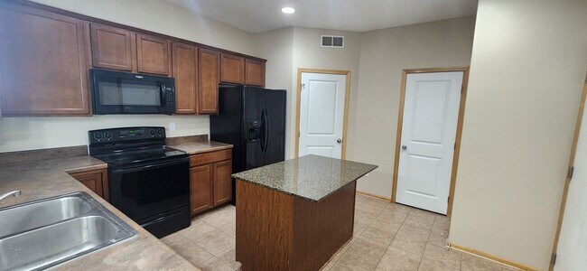Building Photo - Rare 3 bedroom, 2.5 bathroom rental home w...