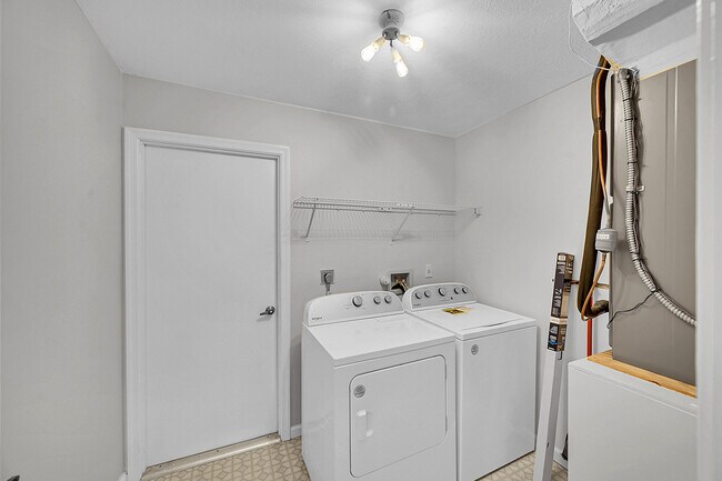 Building Photo - 1800 Primrose Ln