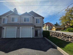 Building Photo - Beautifully Remodeled townhome on the south hill
