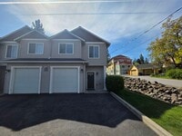 Building Photo - Beautifully Remodeled townhome on the south hill