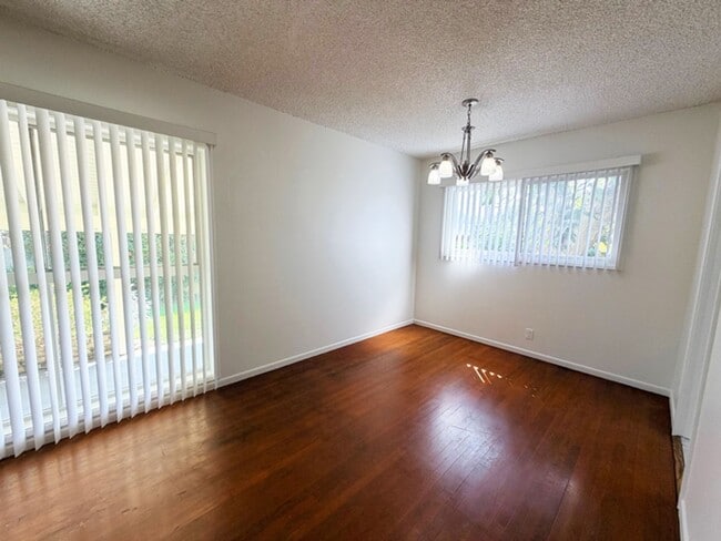 Building Photo - 4 Bdrm/2 Bath Home w/Garage and Yard in Fu...
