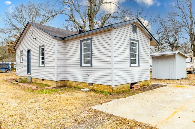 Building Photo - 318 E Ash St