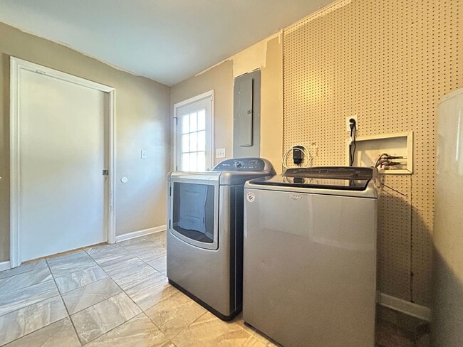 Building Photo - Charming 4-Bedroom Cul-de-Sac Home in Virginia Beach "ASK ABOUT OUR ZERO DEPOSIT"