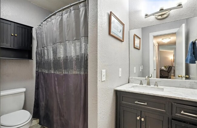 Building Photo - 3 BED 2 BATH! Schedule a tour today!